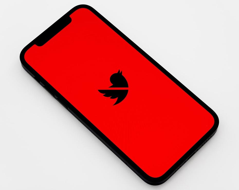 teléfono móvil con la pantalla completamente en rojo y el símbolo de Twitter tachado
